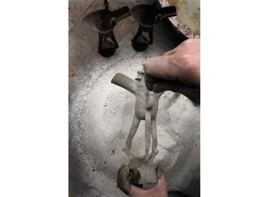 给蜡模裹浆后粘沙