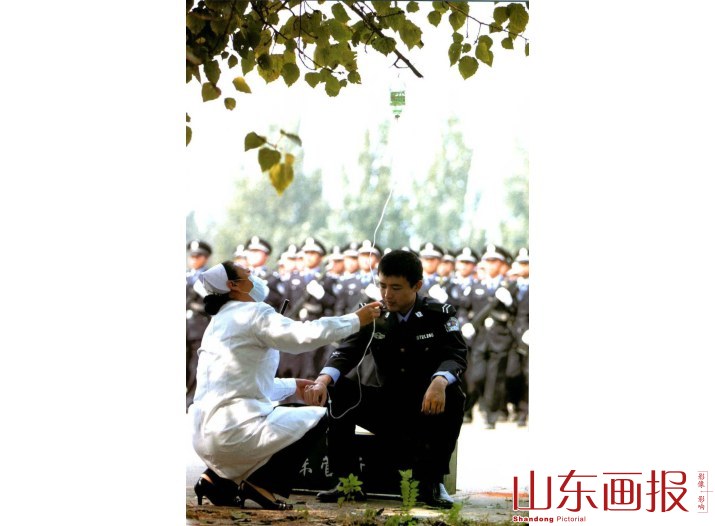 一些人晕倒了，在现场治疗后继续训练