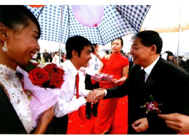 党委副书记宋国为参加集体婚礼的新人送上祝福