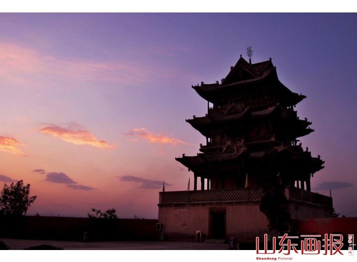 祥云与秋风楼共舞