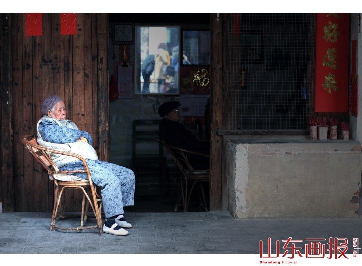 老奶奶坐在椅子上