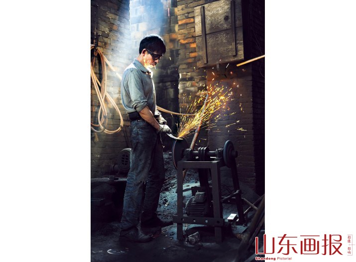 申师傅在磨刀