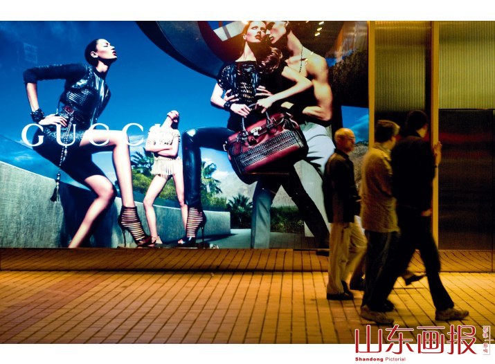 《国人奢侈品消费陷“炫富”怪圈》配图