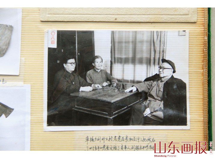 李淑贞把党费交给刘振东