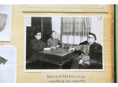 李淑贞把党费交给刘振东