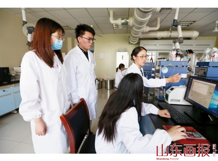 袁久荣的学生容蓉指导学生做实验