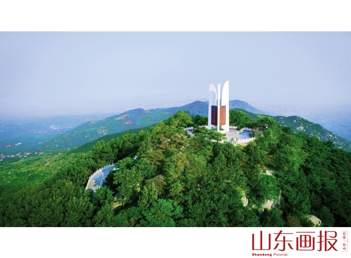孟良崮战役纪念碑耸立山巅