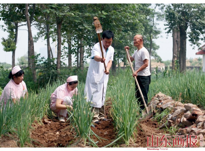 医护人员和病人一起种菜