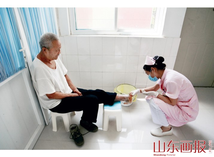 护士为病人细心护理