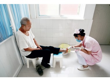 护士为病人细心护理