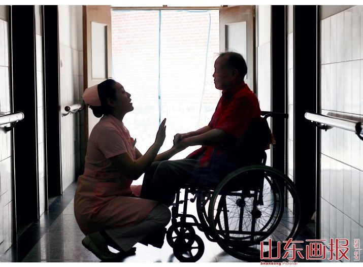 医护人员与病人无话不谈