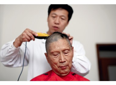 为病人理发