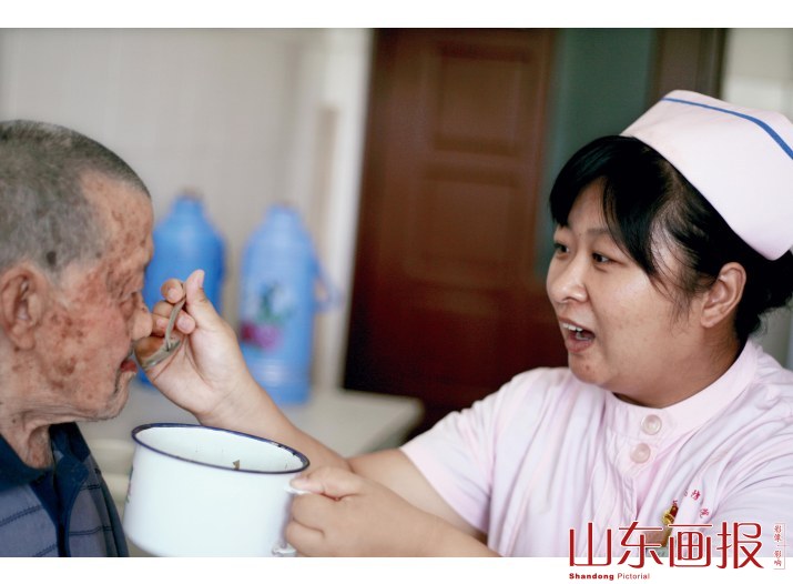 护士李娟照料病人胡大爷