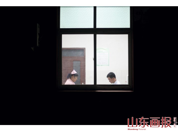 值夜班的护士与病人谈心