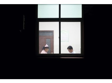 值夜班的护士与病人谈心