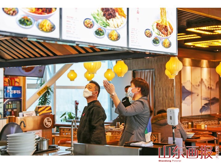 隗继峰向顾客介绍产品