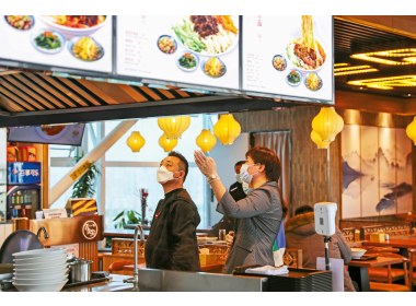 隗继峰向顾客介绍产品