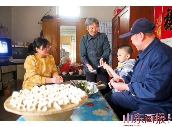 程中华一家在老房子里包水饺