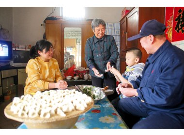程中华一家在老房子里包水饺