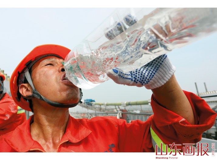 工人们汗如雨下