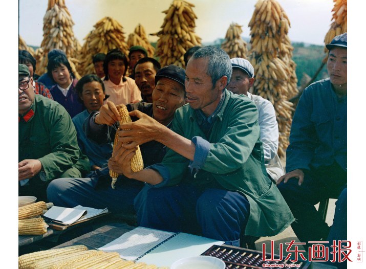 张洪荣和社员一起总结生产经验