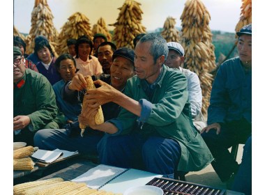 张洪荣和社员一起总结生产经验