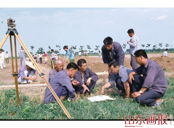 记邹平县位桥公社小田大队 农田地头做生产规划