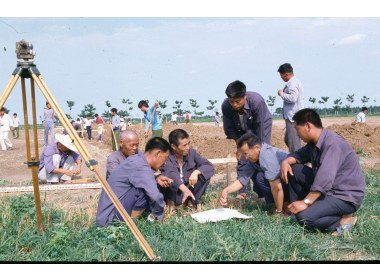 记邹平县位桥公社小田大队 农田地头做生产规划