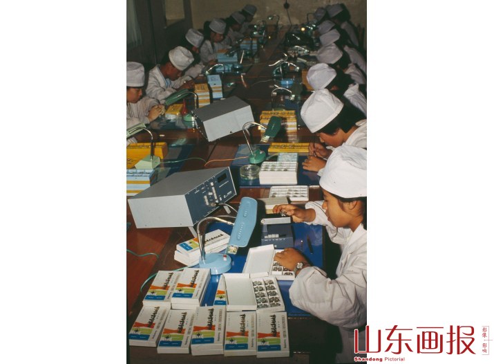 烟台钟表城 电子表厂装配线