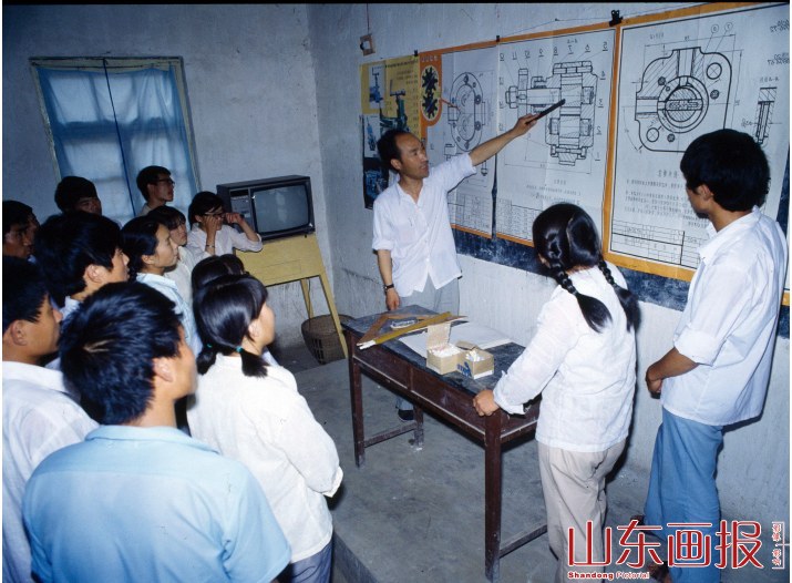 济宁李营乡农村文教事业之花 同学们在认真听老师讲课