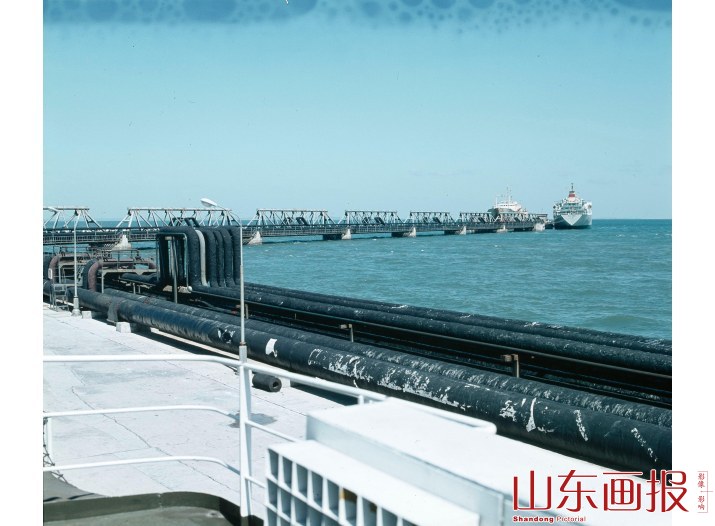 黄岛油港一角