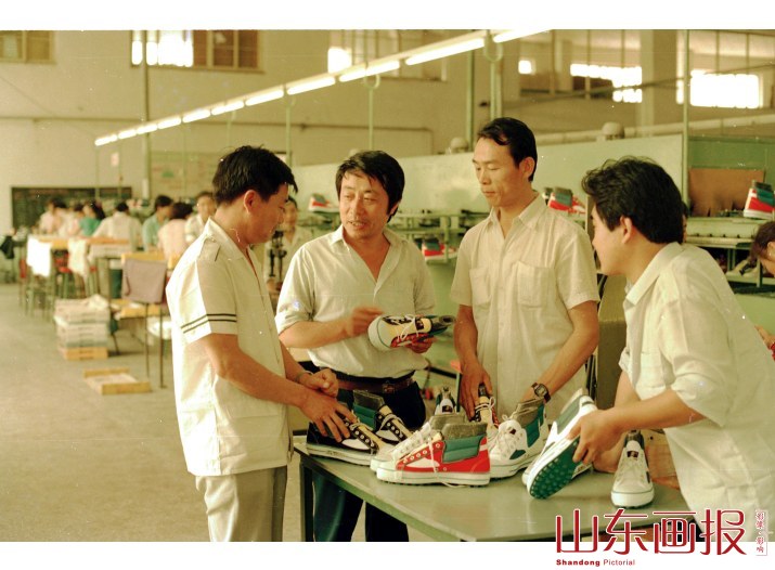 泰安橡胶总厂 厂长范长江检查产品质量