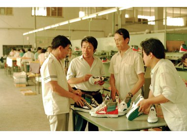 泰安橡胶总厂 厂长范长江检查产品质量