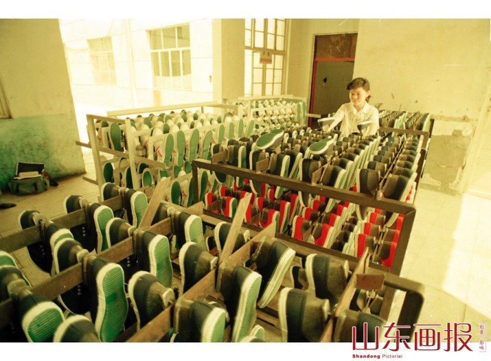 泰安橡胶总厂 硫化车间一角