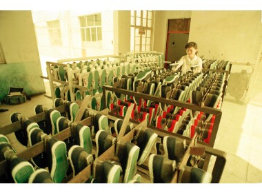 泰安橡胶总厂 硫化车间一角