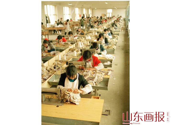 荣成皮件厂 缝纫车间