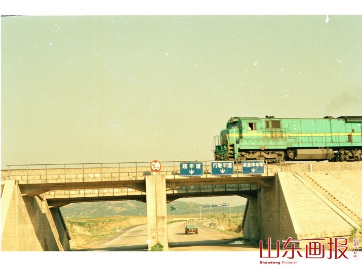 泰山脚下的104国道