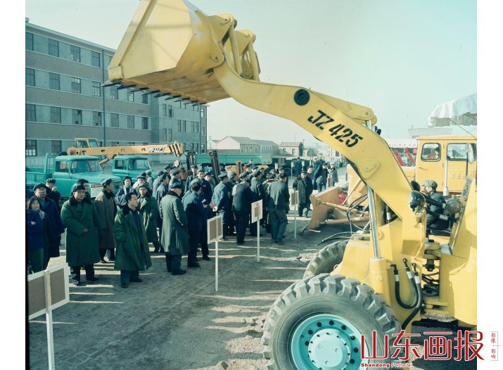 第三次全国农机会议代表参观山东省农业机械化巡礼