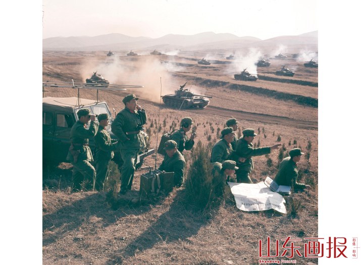 曲保钊和机关人员在组织指挥坦克进行战术训练