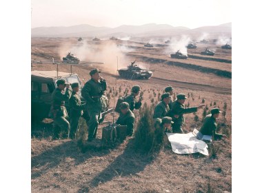 曲保钊和机关人员在组织指挥坦克进行战术训练