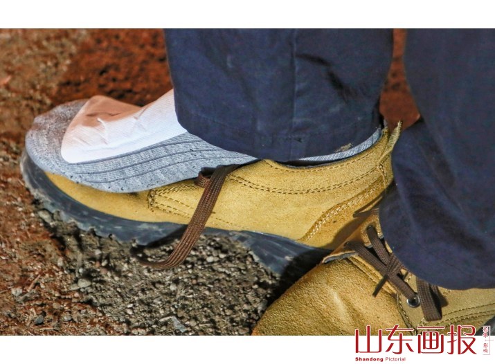 脚上贴了暖宝宝