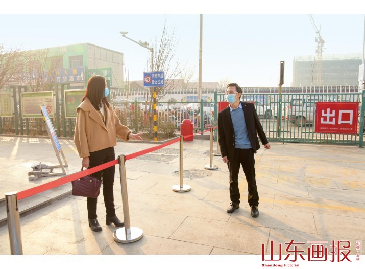 易胜冬到医院门口等妻子上班