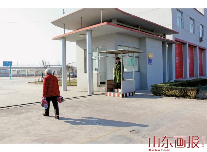 蔡敏义把鞋垫送到军营