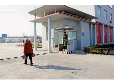 蔡敏义把鞋垫送到军营