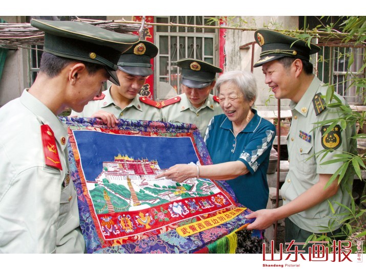 消防官兵与蔡敏义一起欣赏礼物