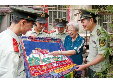 消防官兵与蔡敏义一起欣赏礼物