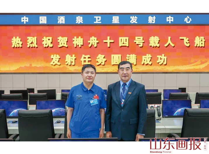 曲云宏与邓小军合影