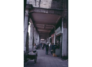 广州马路两侧走廊式的人行道
