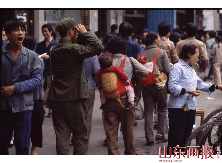 背孩子的广州妇女