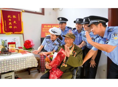 看望抗战老兵